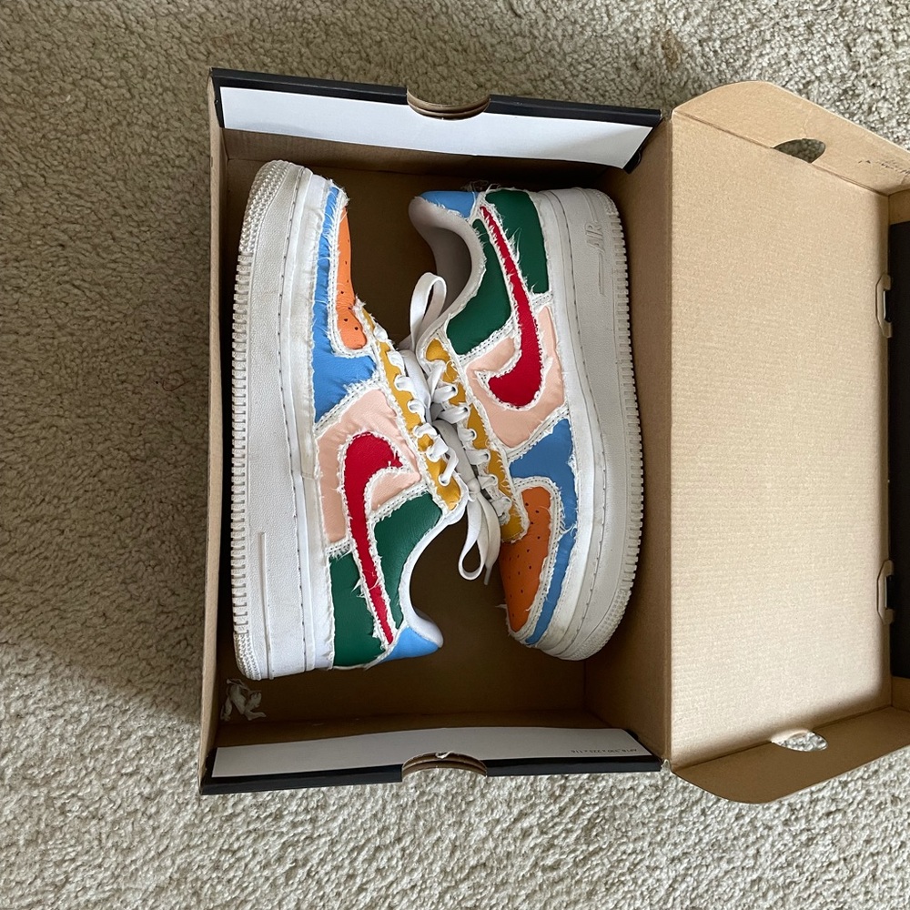 Women’s Air Force 1 ‘07 tear away sneakers.